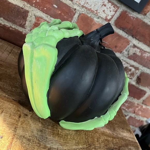 Spooky night, witch’s hand  pumpkin new with tags, glow-in-the-dark hands - Picture 5 of 6